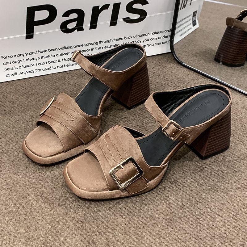 

Brown retro square head sandals women s high-end 2025 new summer skirt French thick heel cool slippers 39 коричневий