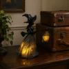 Exquisite Dunkle Stil Ornamente Halloween Hexe mit Laternenlicht, mit Spinnennetz Muster Dekor, Heimdekor Gotische Harz Leuchtende Skulptur,