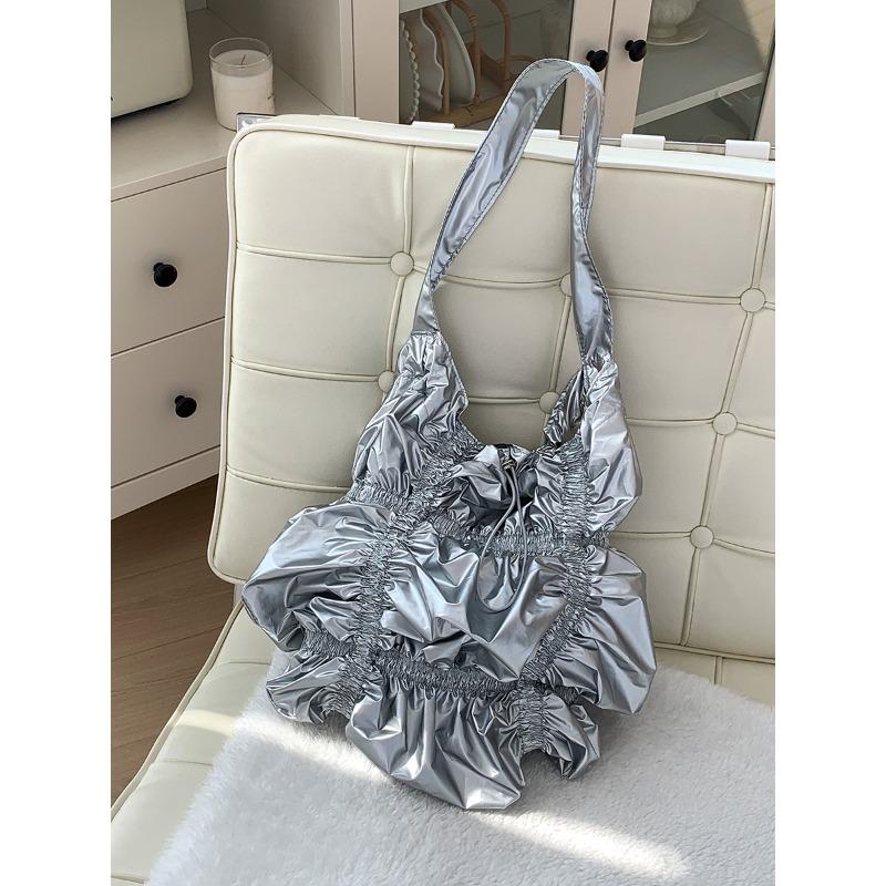 

New cloud silver bag women s high-end sense trendy shoulder bag women s bag design sense niche special-shaped pleated bag women срібний