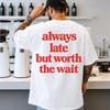 Immer zu spät, aber das Warten lohnt sich T-Shirt, Lustiges Zitat T-Shirt, Sarkastisches Grafik-T-Shirt, ADHS-Humor, Retro-Rückenprint Oberteil