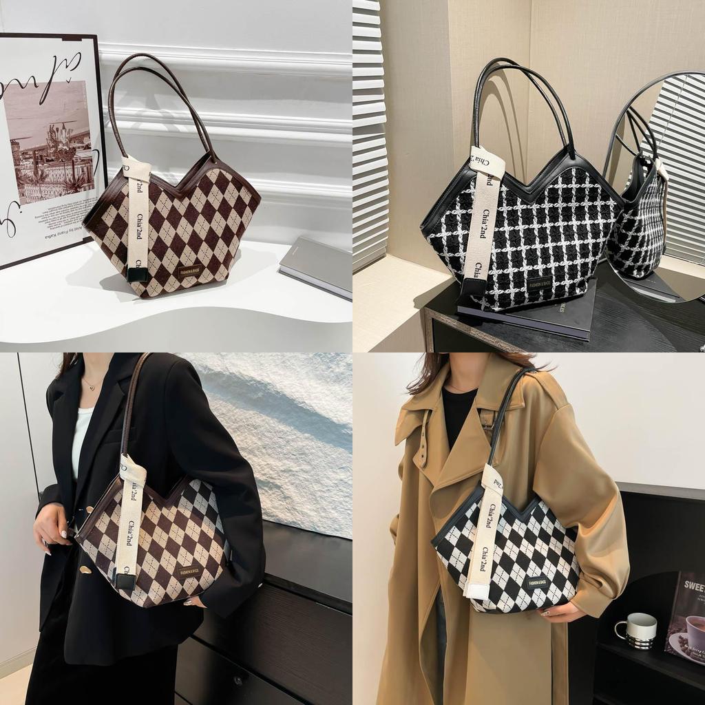 Trendy Fashionable Large Capacity Bucket Bag For Women With Chic Design And Comfort