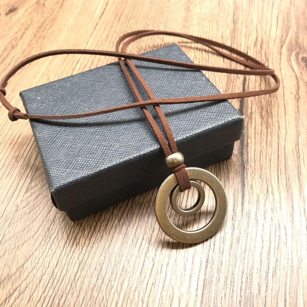 Minimalistisches Vintage-Stil Unisex-Halskette, Geometrischer Runder Form Legierung Anhänger, Silberfarben, Modeschmuck für Männer a