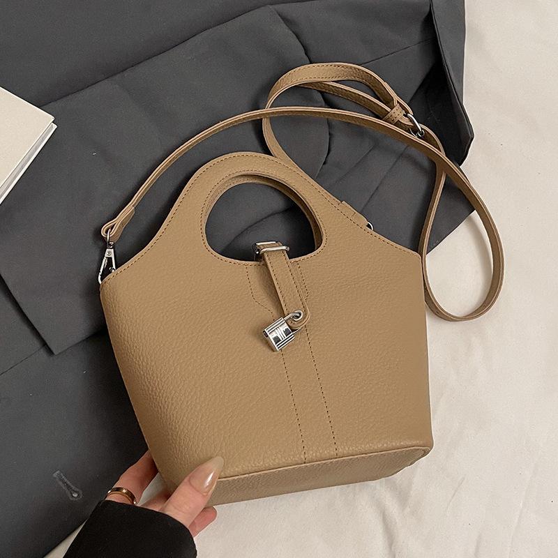 

Весенняя новая темпераментная простая текстура с рисунком личи, портативная сумка-ведро, женская сумка для работы, повседневная универсальная сумка-мессенджер