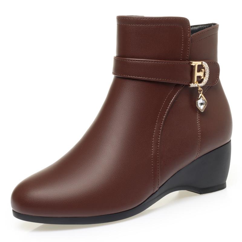 Flat mother shoes cotton shoes, new autumn and winter short boots    and elderly women's shoes velvet leather shoes warm Martin boots