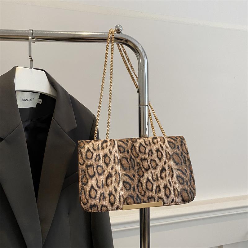 

Осень и зима высокое чувство интернет-знаменитость сумка-мессенджер сумка-подмышка 2025 новая сумка с леопардовым принтом маленькая квадратная сумка модная сумка на плечо коричневый