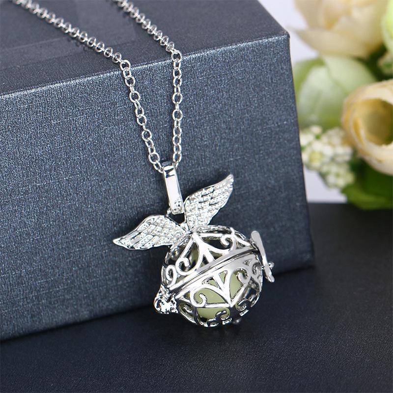 

Tricolor Angel Wings Luminous Necklace: Versatile Unisex Fashion Choker