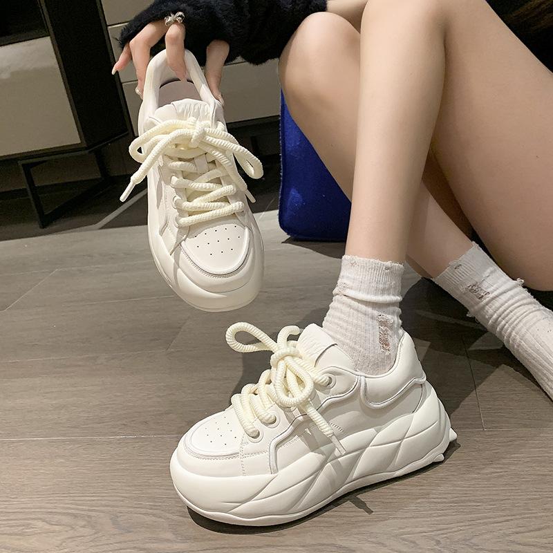 Damen Casual Sneaker 2024 Frühling und Sommer Neuer Modetrend Dicksohlige Bequeme Vielseitige Erhöhte Sport Laufschuhe