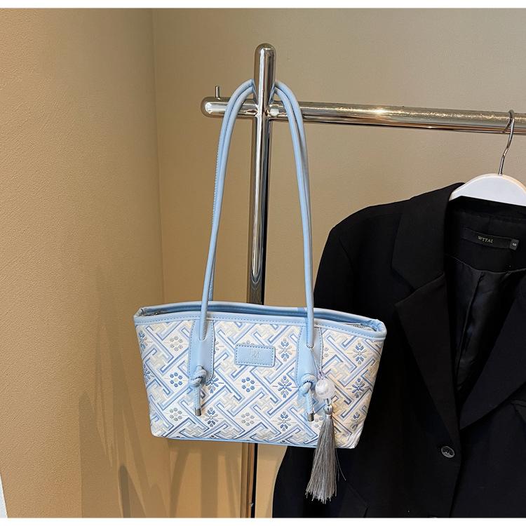 

В этом году популярная женская сумка-тоут большого размера в контрастных цветах, новая модная универсальная сумка на плечо/подмышку 2025, супергорячая портативная сумка-тоут синий