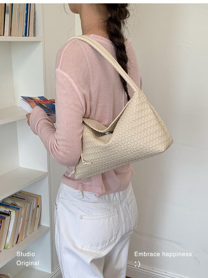 2026 High-End Versatile Woven Underarm Bag: Large Capacity Casual Handbag