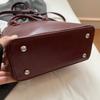 Retro PU axelväska med dragkedja för kvinnor enfärgad mångsidig handväska nischdesign förskjutningshink crossbody moderiktig