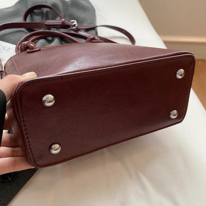 Retro PU axelväska med dragkedja för kvinnor enfärgad mångsidig handväska nischdesign förskjutningshink crossbody moderiktig