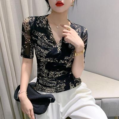 2023 Women's European Slim-Fit V-Neck Mesh Print Mid-Sleeve Pleated T-Shirt