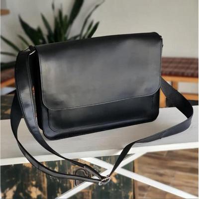 Εξατομικευμένη Μαύρη Δερμάτινη Τσάντα Messenger | Χειροποίητη Δερμάτινη Ανδρική Τσάντα | Κομψή Θήκη Laptop για Επιχειρήσεις | Άνετη Επαγγελματική Θήκη | Δερμάτινη θήκη