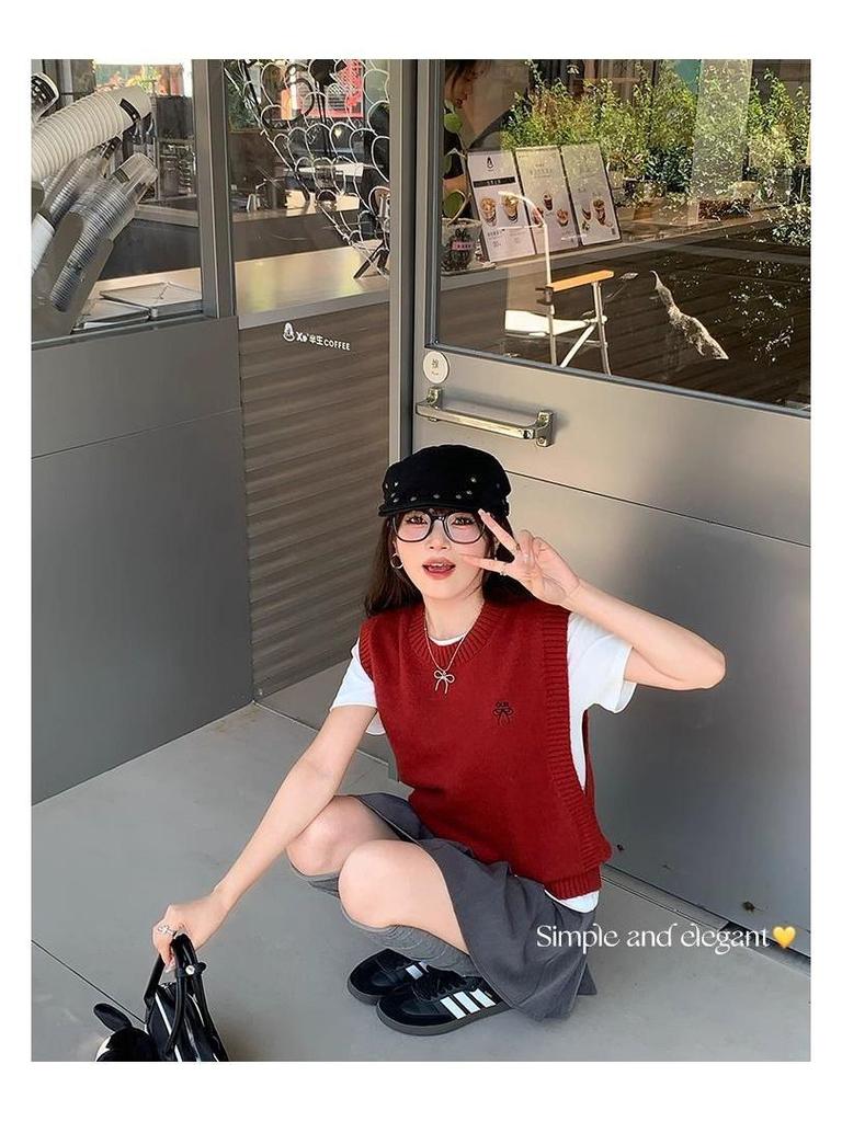 Women's Spring 2025 Sweater Vest: Stylish Layering Piece for Petite Frames