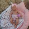 Lebensechte 6-Zoll-Handflächen-Wiedergeborene Baby-Mädchen-Puppe Levi Vollvinyl-Körper Geschlossene Augen Neugeborenen-Puppe Realistisches Dekompressionsspielzeug Baby-Puppen für Kinder Geburtstagsgeschenk