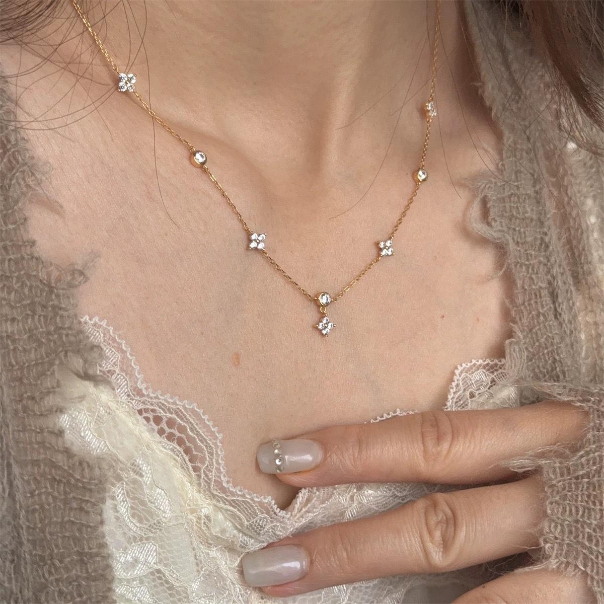 Корейское минималистичное ожерелье с четырехлистником: Элегантный роскошный кулон на универсальной цепочке золотой