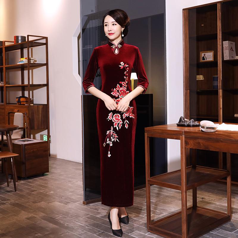 New golden velvet retro improved embroidery long large size middle-aged and elderly catwalk Tang high-end cheongsam