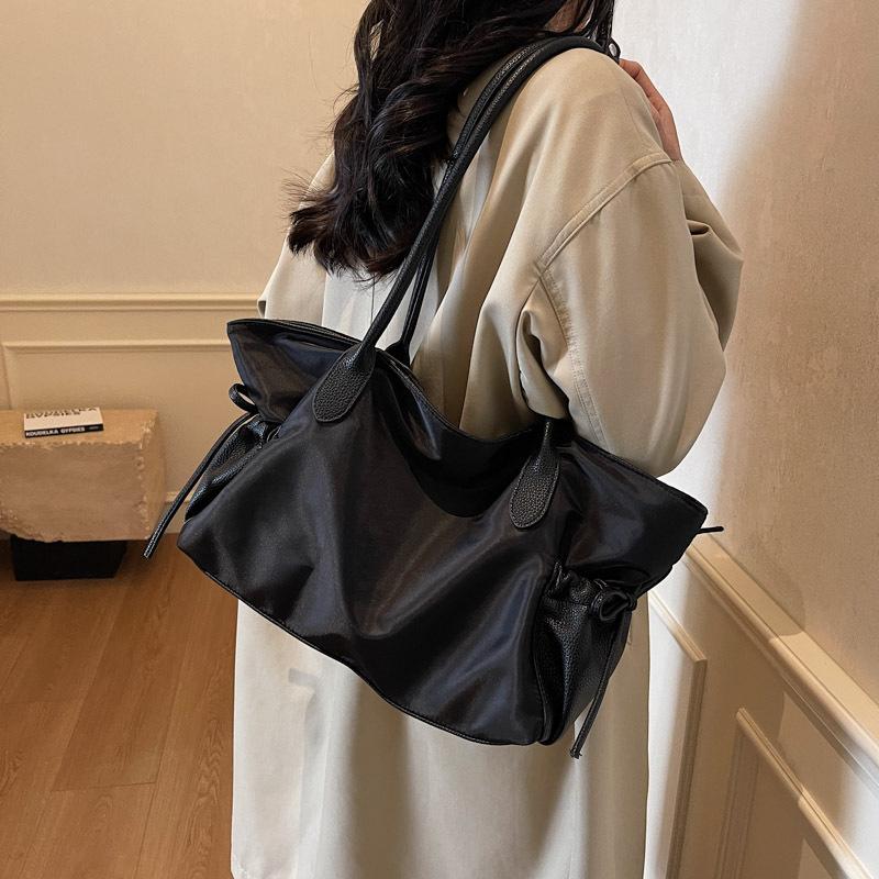 

Тканевая сумка-тоут большой вместимости в стиле инс, повседневная простота, новая коллекция 2025, модная, универсальная, для студентов 44*14*25 чёрный