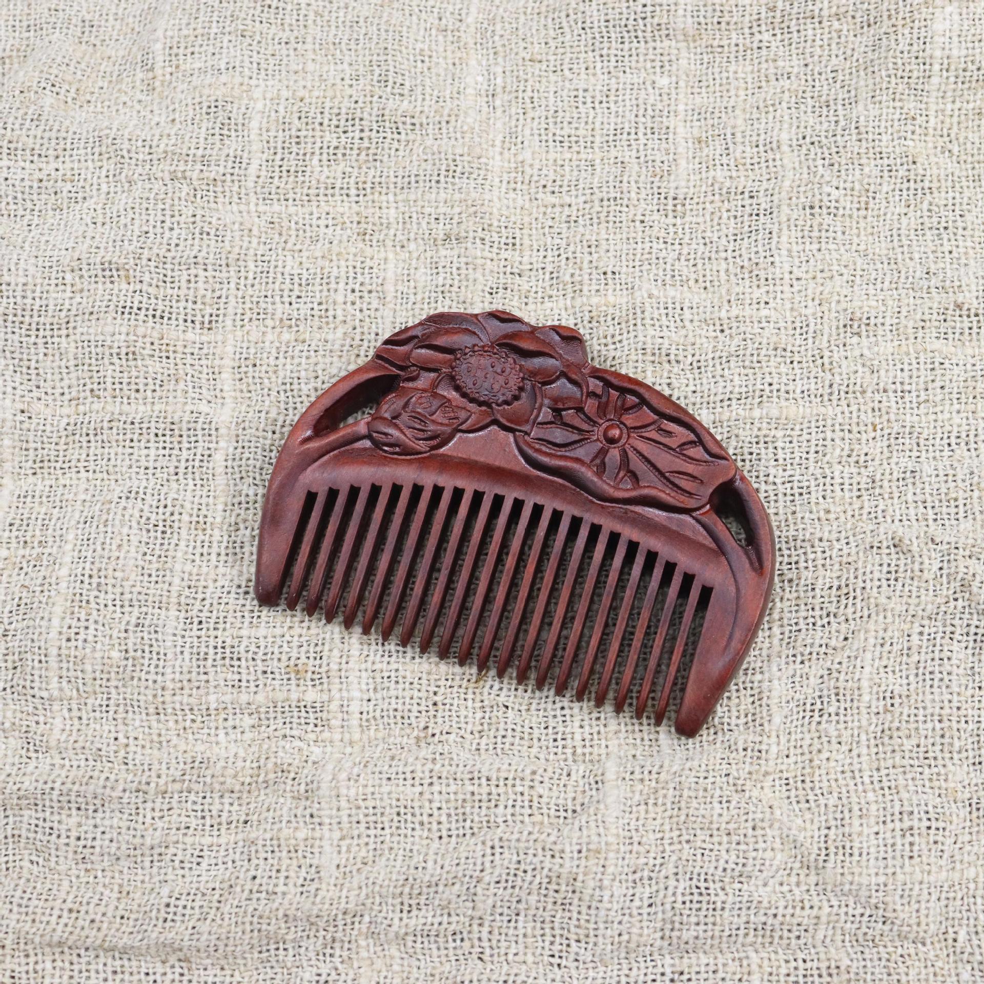 

Сандалове дерево 8см Різьблений Міні-гребінець: Маленька, Мила та Практична для Дівочих Сумочок.