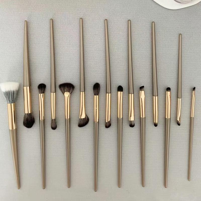 15-Piece Golden Eyeshadow Brush Set - Soft Hair Detail Brushes for Nose Shadow and Blending.