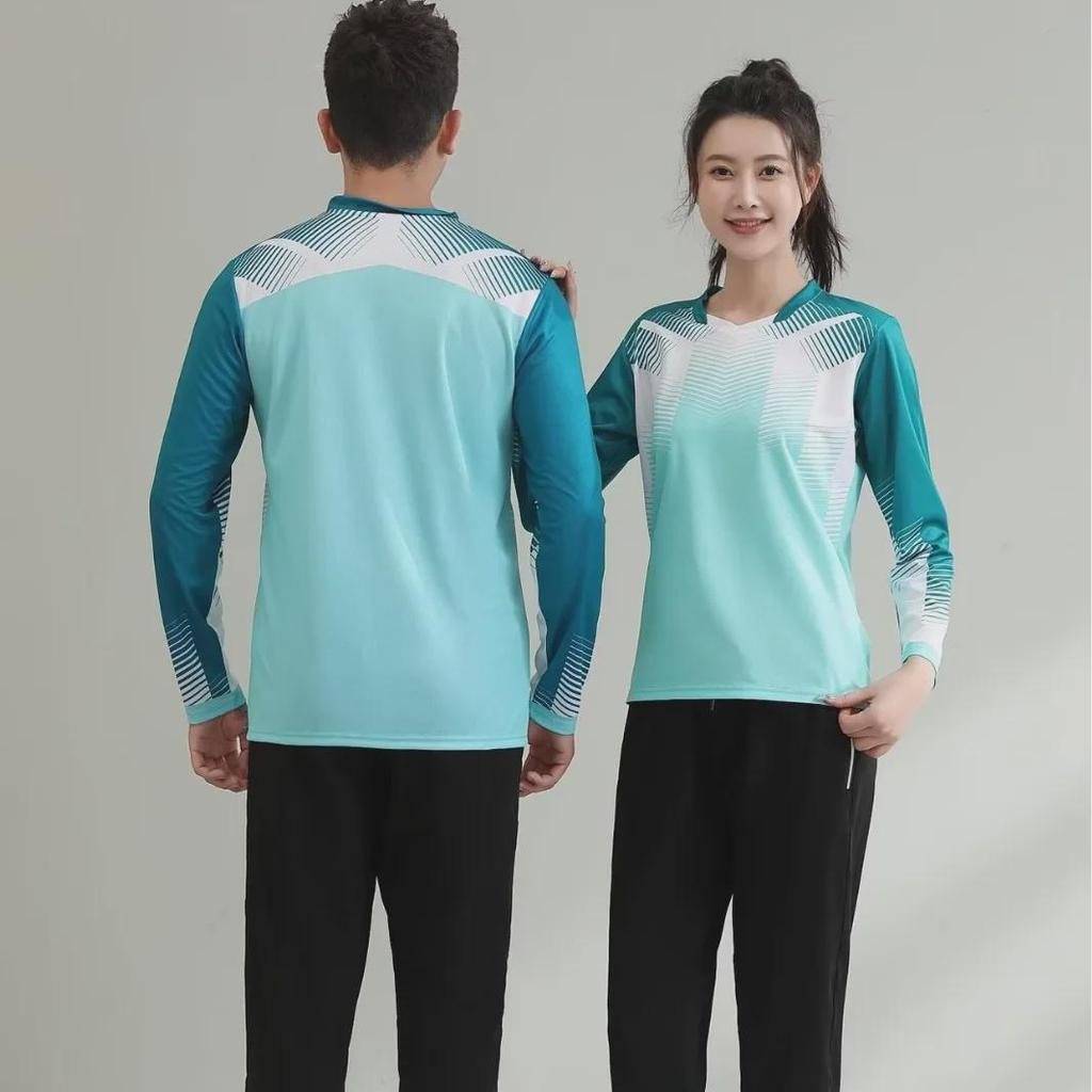 Herbstliche Sportjacken und grüne Badminton-Wettkampfanzüge für Paare; Kaufoptionen für Studentengruppen verfügbar