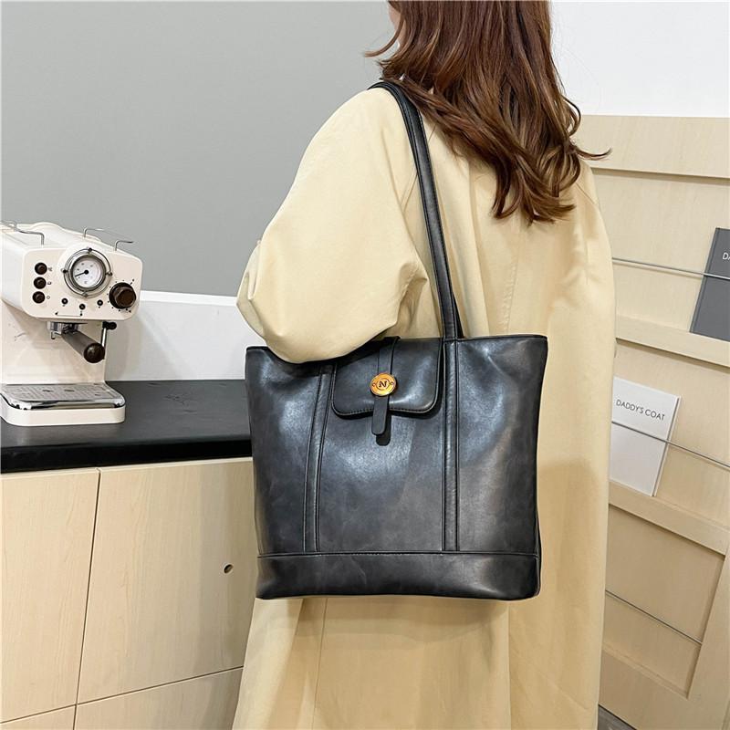 

Осенняя сумка большой вместимости из искусственной кожи женская 2025 новая модная ретро сумка-тоут универсальная на плечо подмышку 32*15*28 чёрный