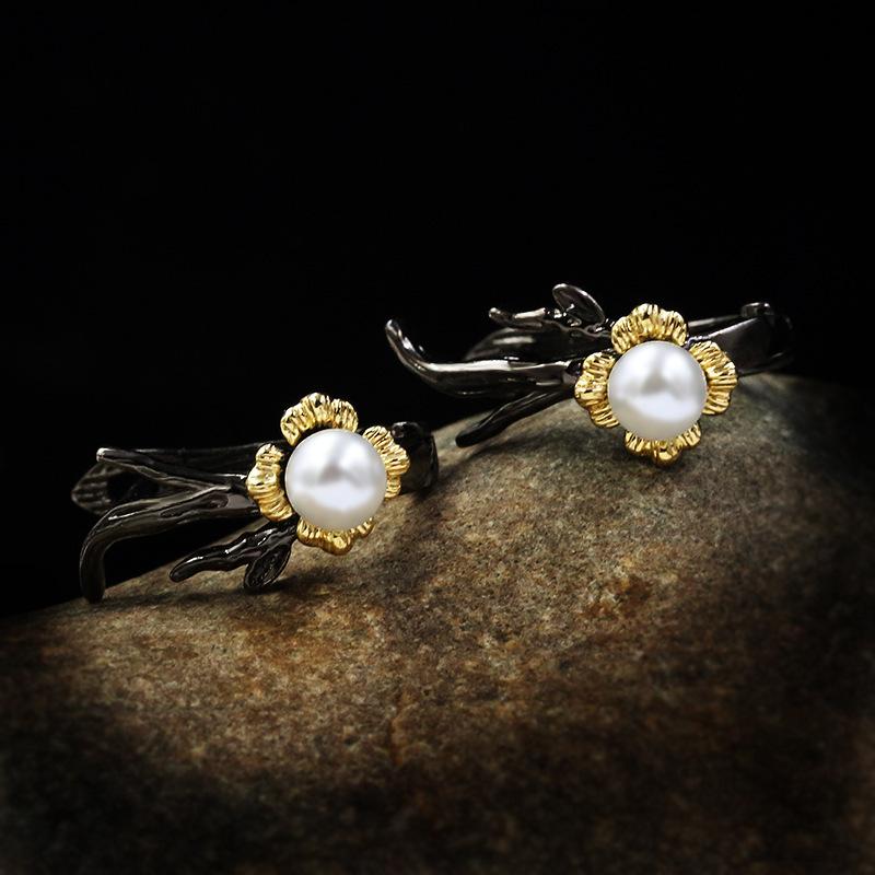Vintage Literary Inlaid Pearl Flower Earrings Personality Sweet Small Flower Two-tone Black Gold Earrings for Women Jewelry Gift