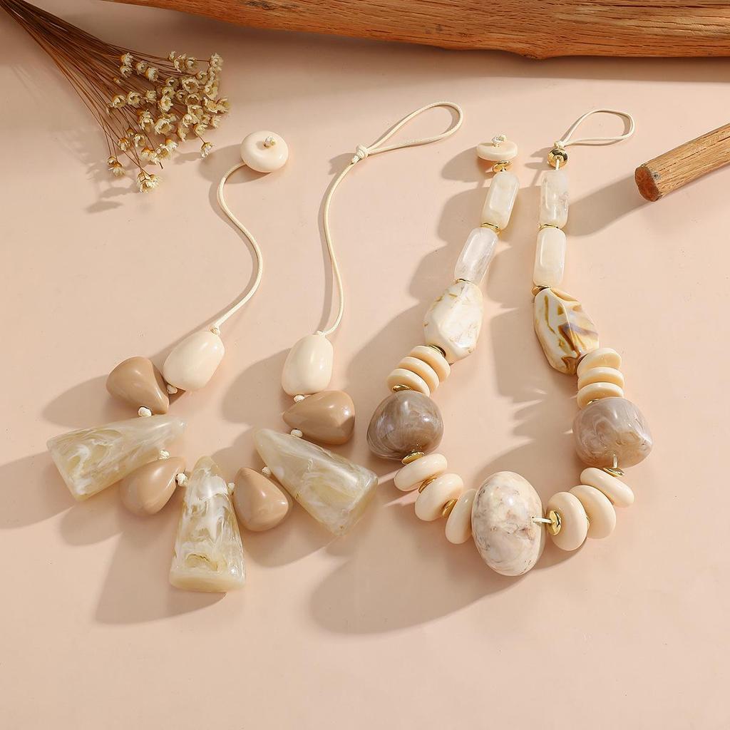 Retro Geometric Resin Necklace: Versatile Clavicle Chain with Exaggerated Design