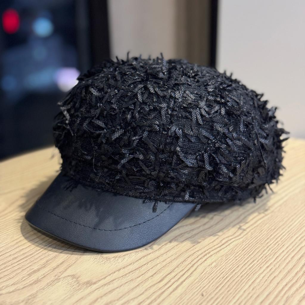 Korean style Autumn and Winter Patchwork Leather Trimmed Warm Toned Painter's Hat Exudes A Youthful Charm