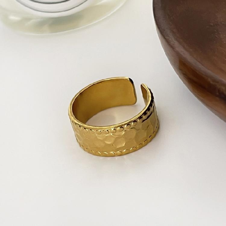 High Quality Alloy Ring With Wrinkle And Hollow Features Enhanced By White Drip Oil For A Sophisticated Touch