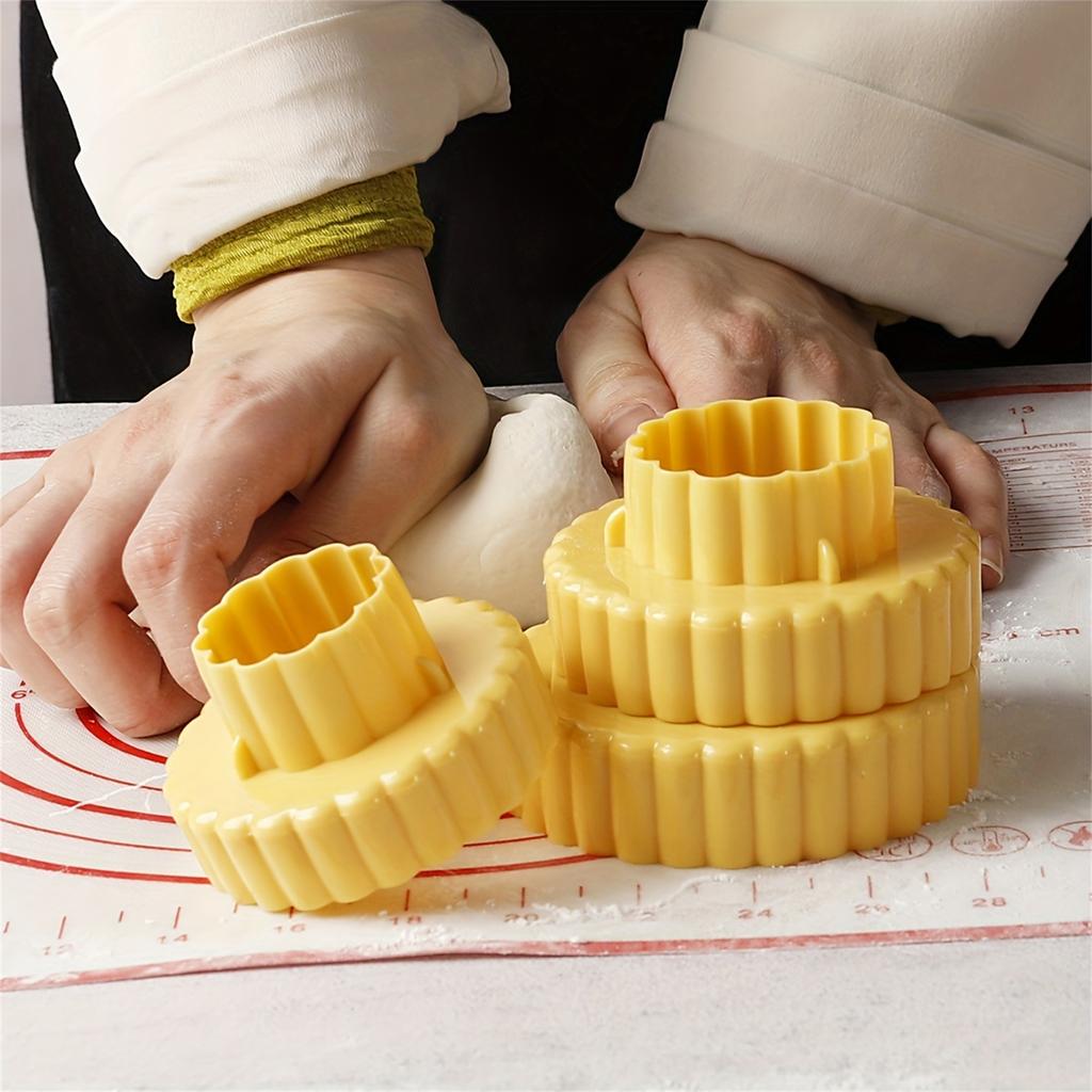 A Set Of 3-piece Plastic Cookie Mold Baking Shaping Tools