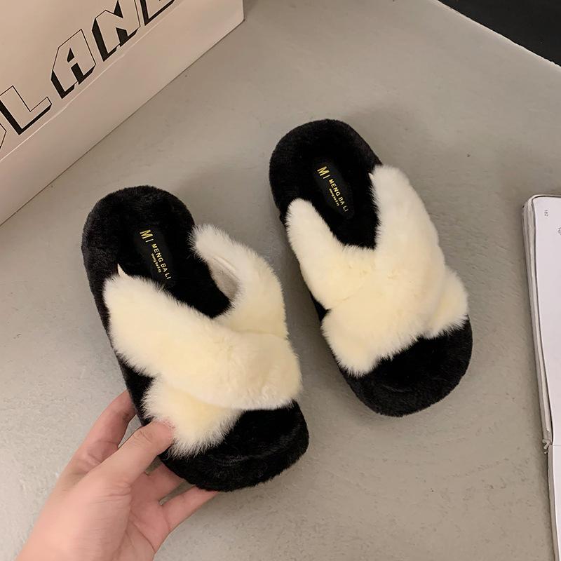 Internetskändis korsbandade fluffiga tofflor damer bär 2025 höst och vinter nya tjocka sulade höjande halkfria plysch bomullstofflor