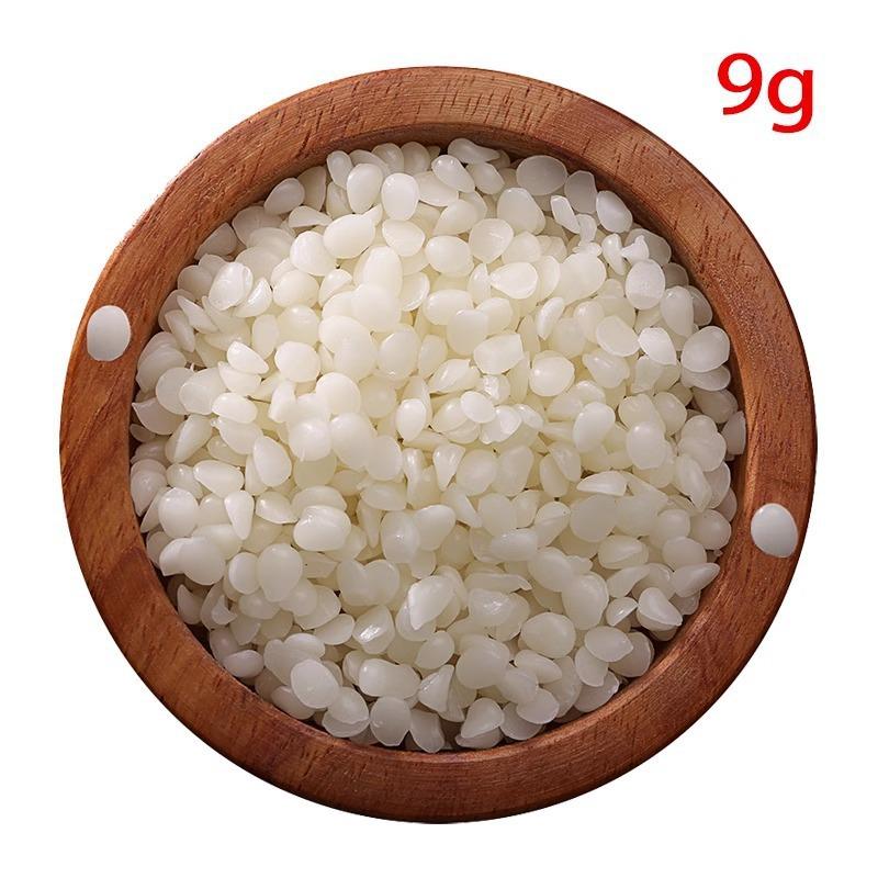 

Простая белая DIY помада ручной работы с пчелиным воском, канделильским воском и карнаубским воском