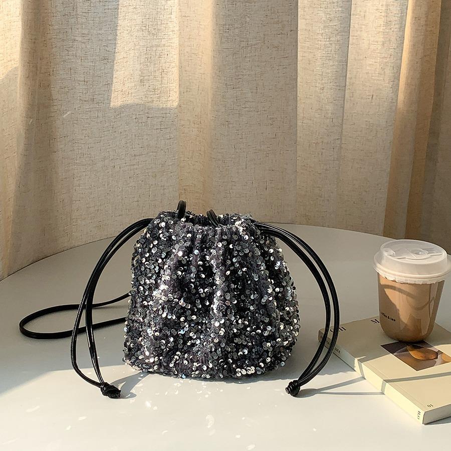 Neue Beuteltasche mit Kordelzug für Damen, plissiertes Design, weiche Hand-Schultertasche, bunte Paillettentasche 2024 Neu