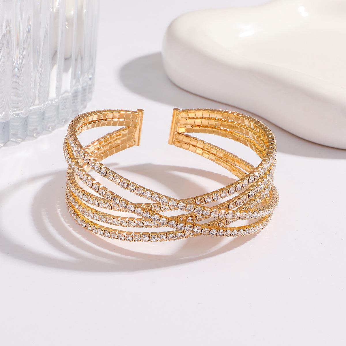 

Женский браслет с бриллиантами - Элегантное и стильное украшение для особых случаев