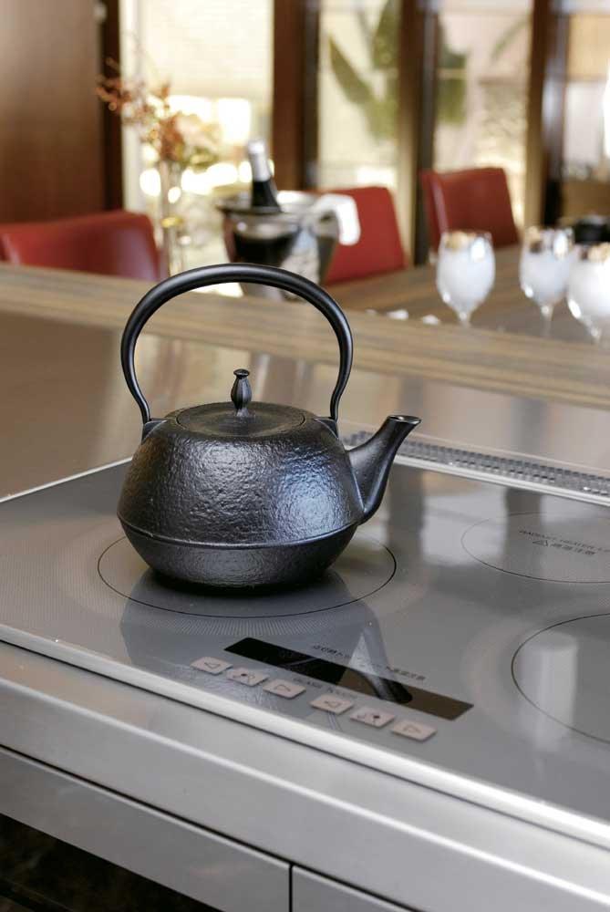 [Japanese Quality Traditional Craftsmanship Nanbu Ironware Iron Kettle 1.2L Black]