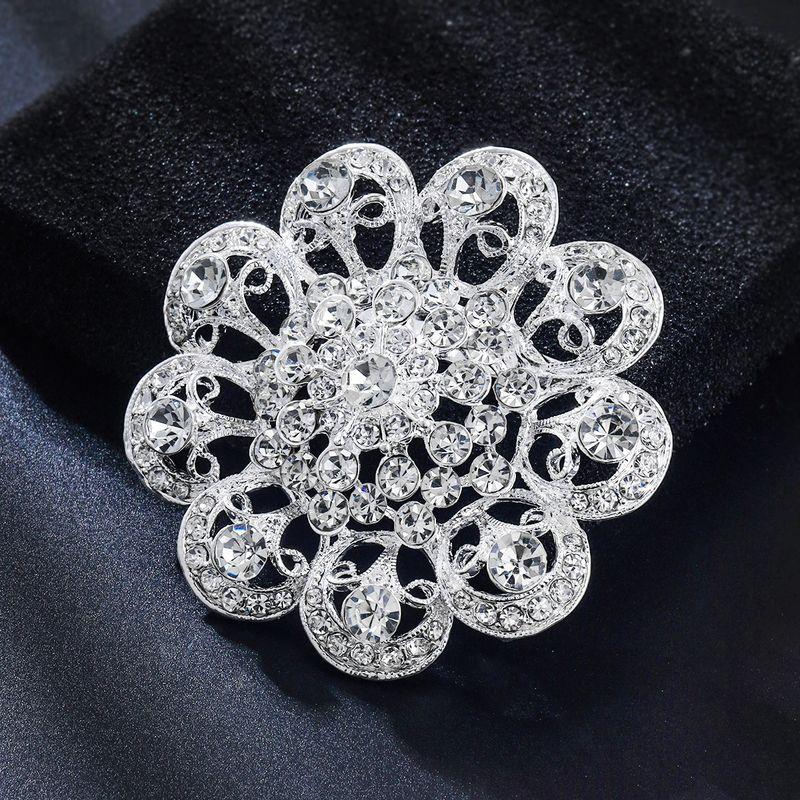 Vintage European and American Rhinestone Flower Brooch for Women, Elegant and Luxurious, Suitable for Suits, Coats, and Jackets, Brooch Accessory
