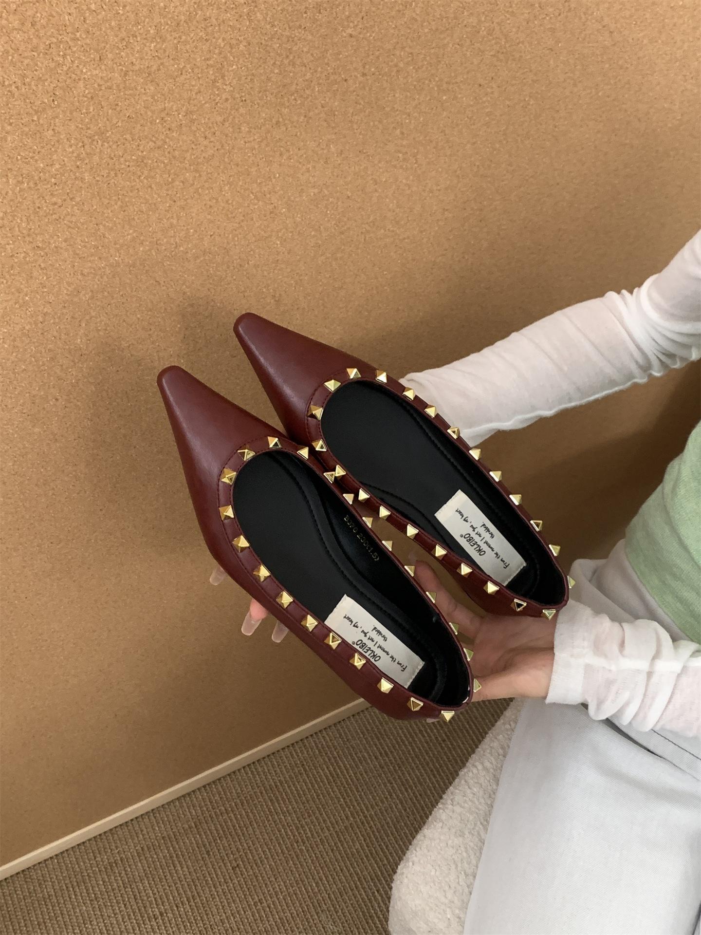 

2025 summer new rivet shoes pointed single shoes women s flat bottom shallow mouth patent leather willow soft sole boat shoes flat heel women s shoes 39 красный
