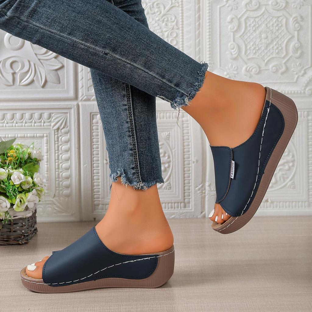 2025 Women's Plus Size Thick-soled Casual Outdoor Wedge Heel Slippers with Simple Strap and Open Toe Design