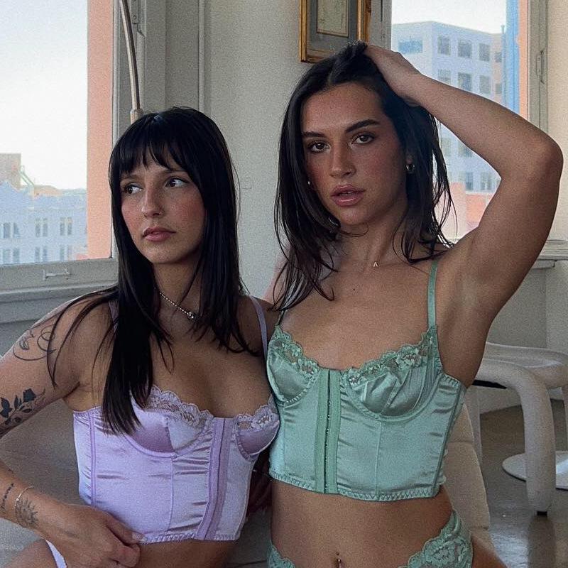 Västmodell med knappar i ryggen och fiskbenskorsett i satin, sexiga underkläder