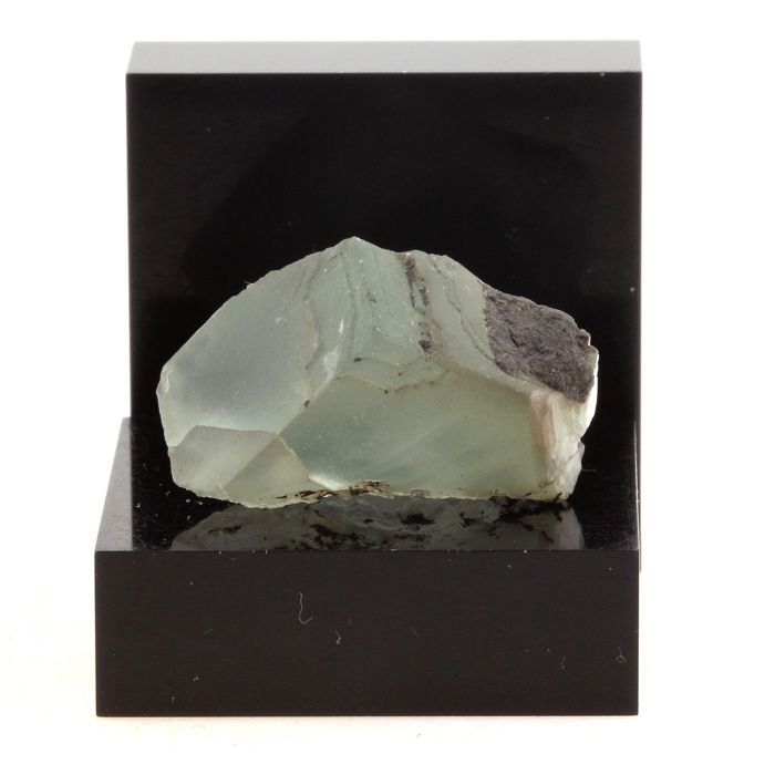 Pierres et Minéraux. Fluorite verte. 39.1 ct. Massif des Aravis, Haute-Savoie, France. Rare.