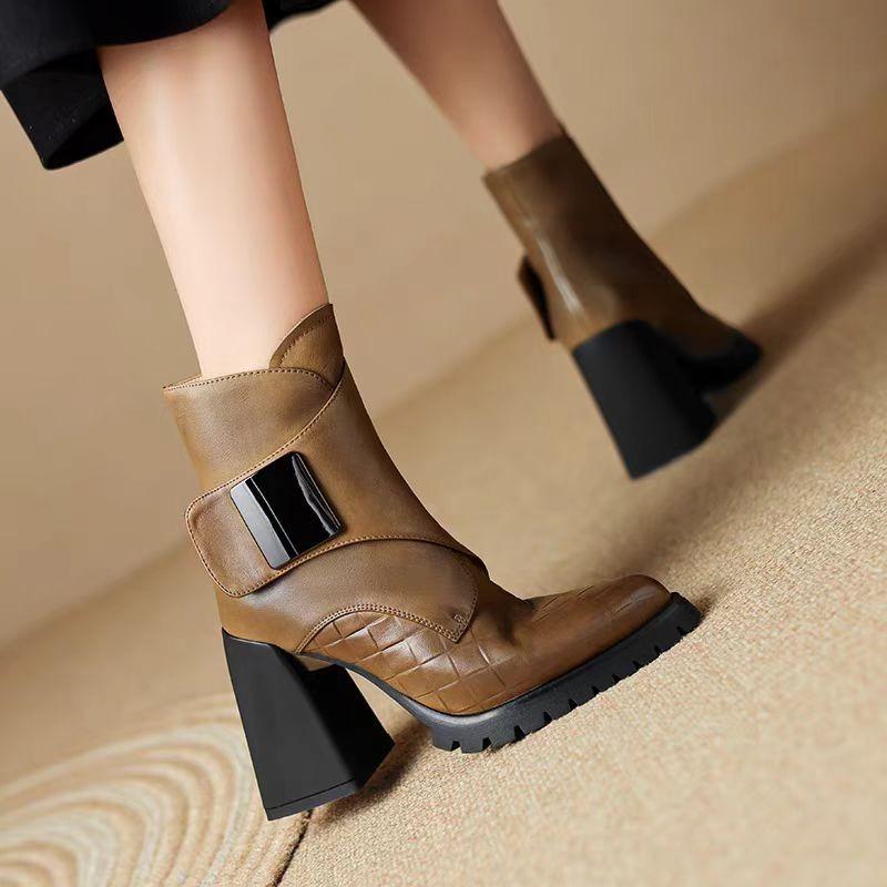 Herbst und Winter neue Leder kleine dicke Absatzhöhe vielseitige Martin Stiefel Damen Retro spitze Stiefel