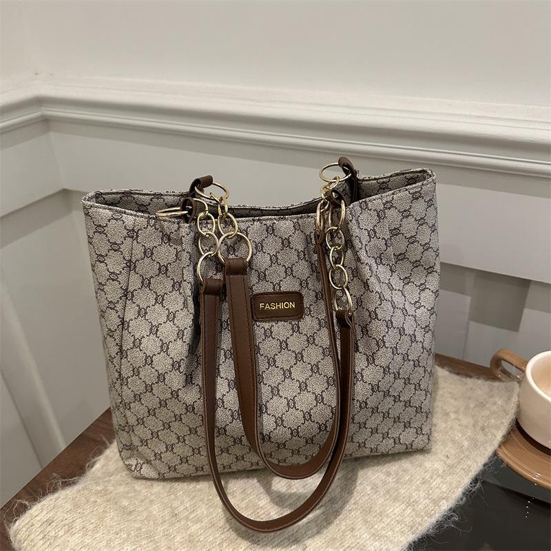 

Premium sense large-capacity bag women s 2025 new fashion versatile shoulder bag commuter tote bag hand-held underarm bag серый