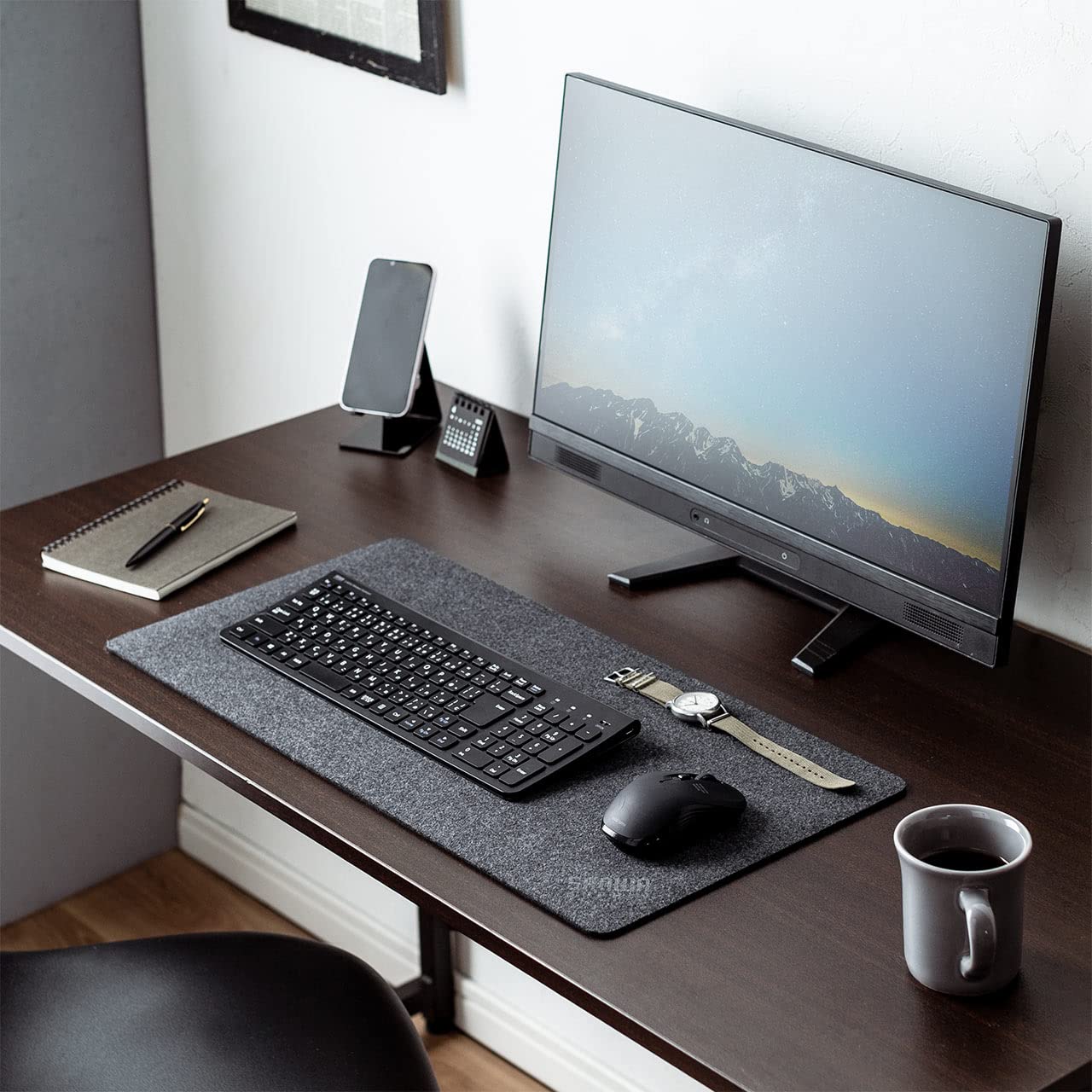 

Sanwa Direct Desk Mat Felt 60 x 30cm Prevention Mouse Operation Sound Reduction Stylish Black Scratch/Scratch 200-MPD031BK