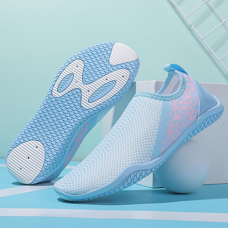 Nya minimalistiska vandringsskor sommarkomfort mjuka halkfria badskor lyxigt mode män kvinnor multifunktionella yogaskor