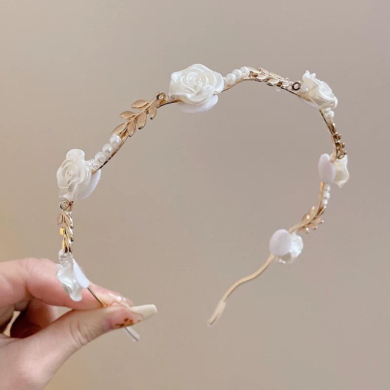

Elegant French Pearl Rose Alloy Headband: High-End Flower Design for Versatile, Chic Outings