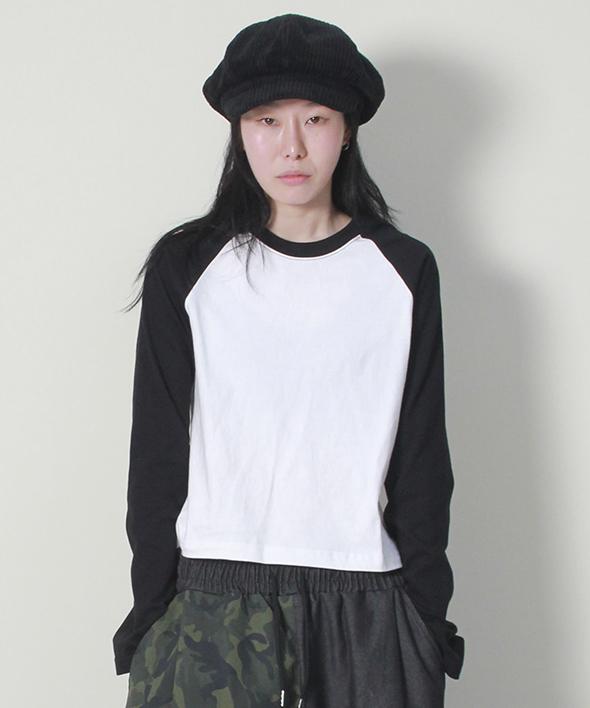 Deumakeu Color Mix Raglan Semi-Crop Long Sleeve T-Shirt Ivory & Black