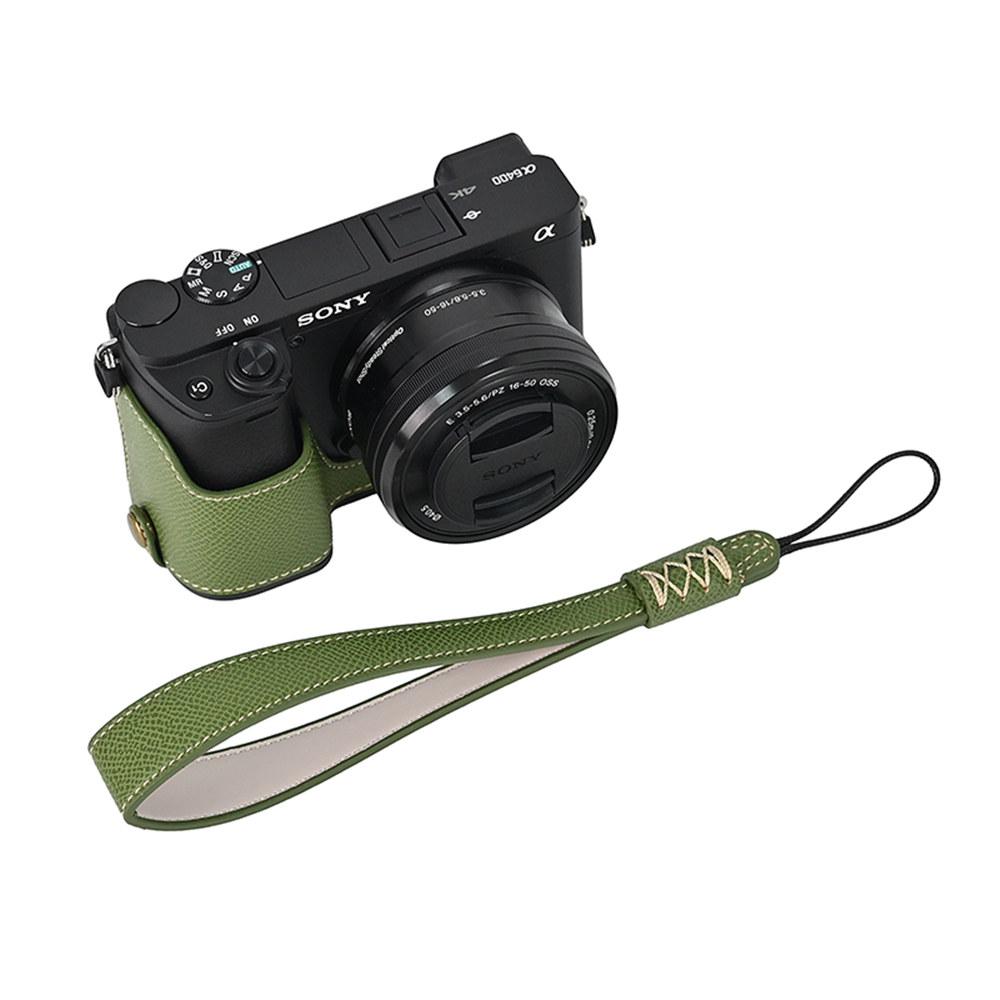 PU kožené pouzdro na polovinu těla fotoaparátu s potiskem dlaně pro Sony A6400 A6300 A6000 A6100, spodní kryt s otvorem na baterii a popruhem na ruku