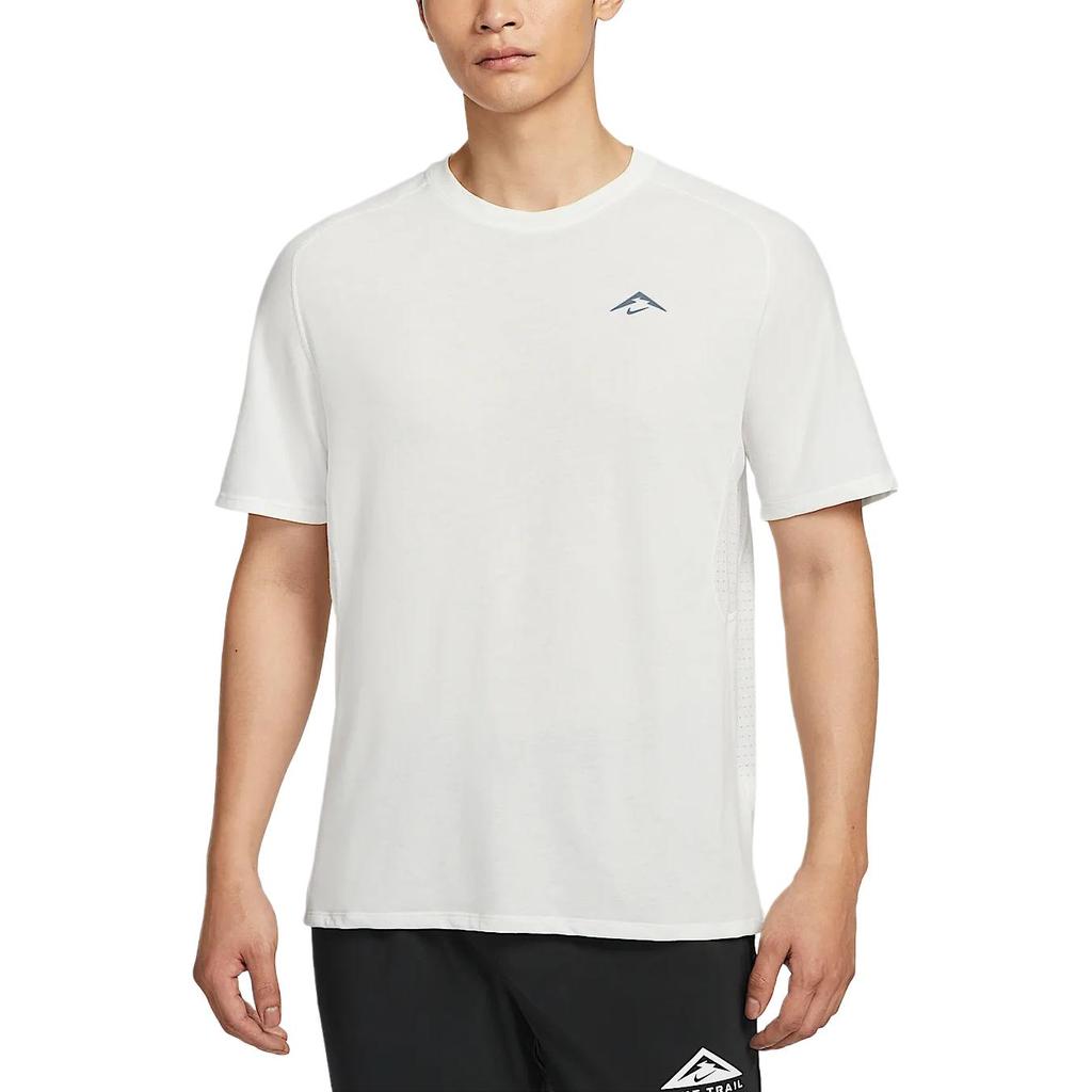 Nike Maglietta a Maniche Corte Traspirante in Maglia ad Asciugatura Rapida Dri-FIT ADV Solar Chase Trail Series Logo Maniche Raglan Uomo Top HJ3581-121