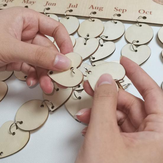 Calendario da Parete Promemoria Compleanni Famiglia in Legno Fai da Te Tracciatore Compleanni Targhetta con 50 Etichette Regalo per la Mamma